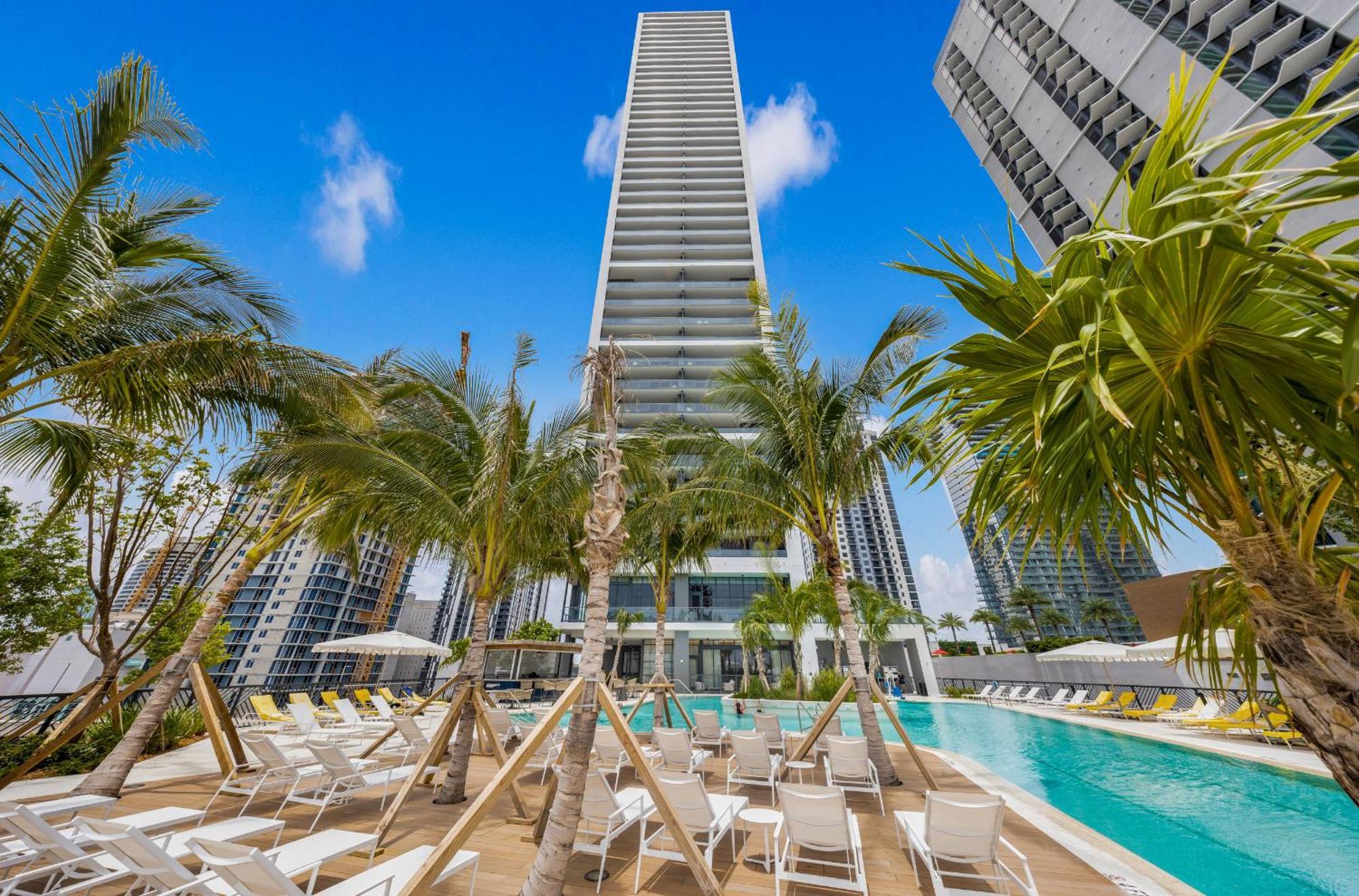 Chic Downtown 1br With Stunning Skyline Views Locanda